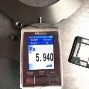 Medição de acabamento de superfície para placa de fundição de ferro